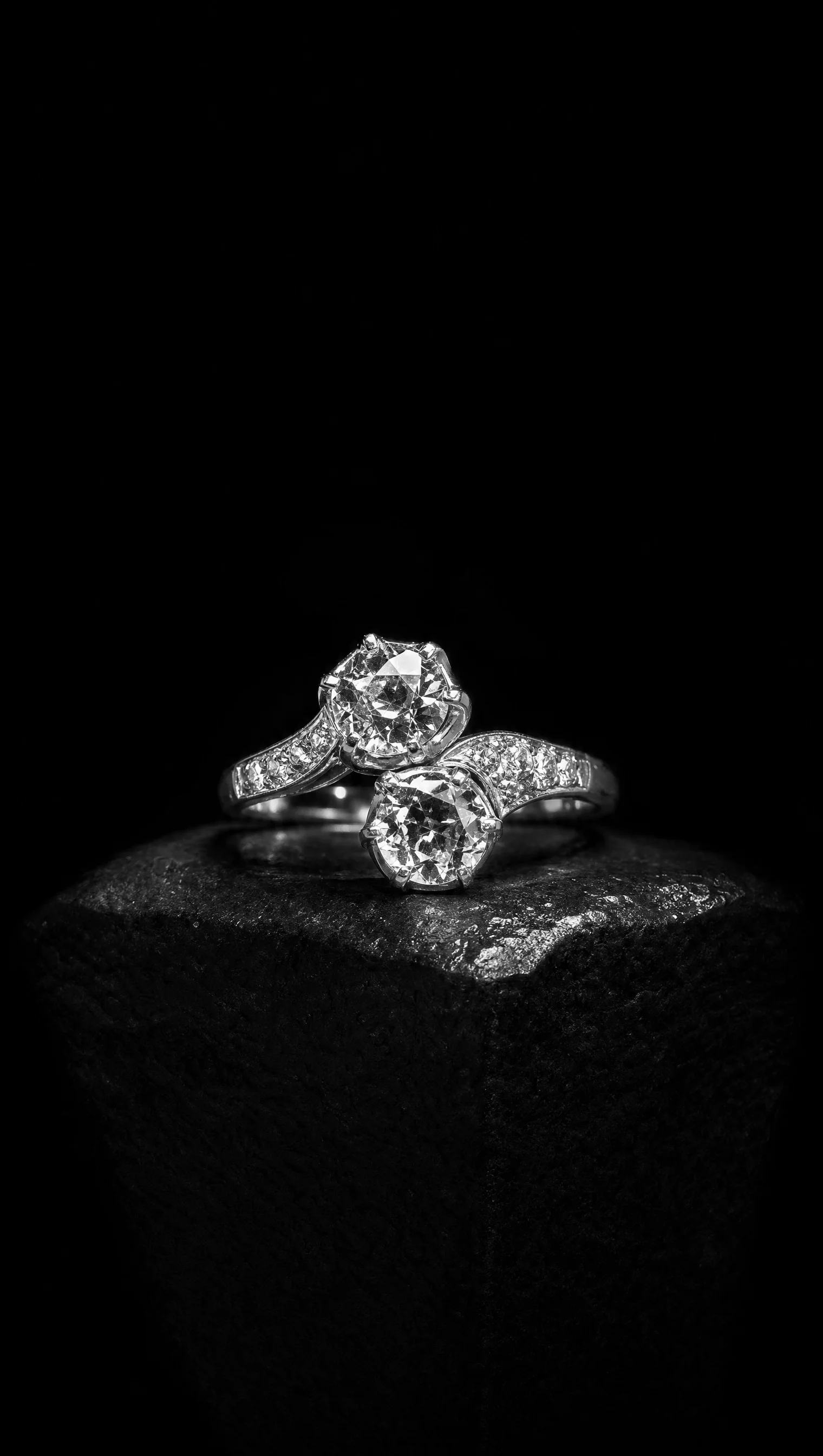 Vintage toi-et-moi ring with two old-cut diamonds in platinum
